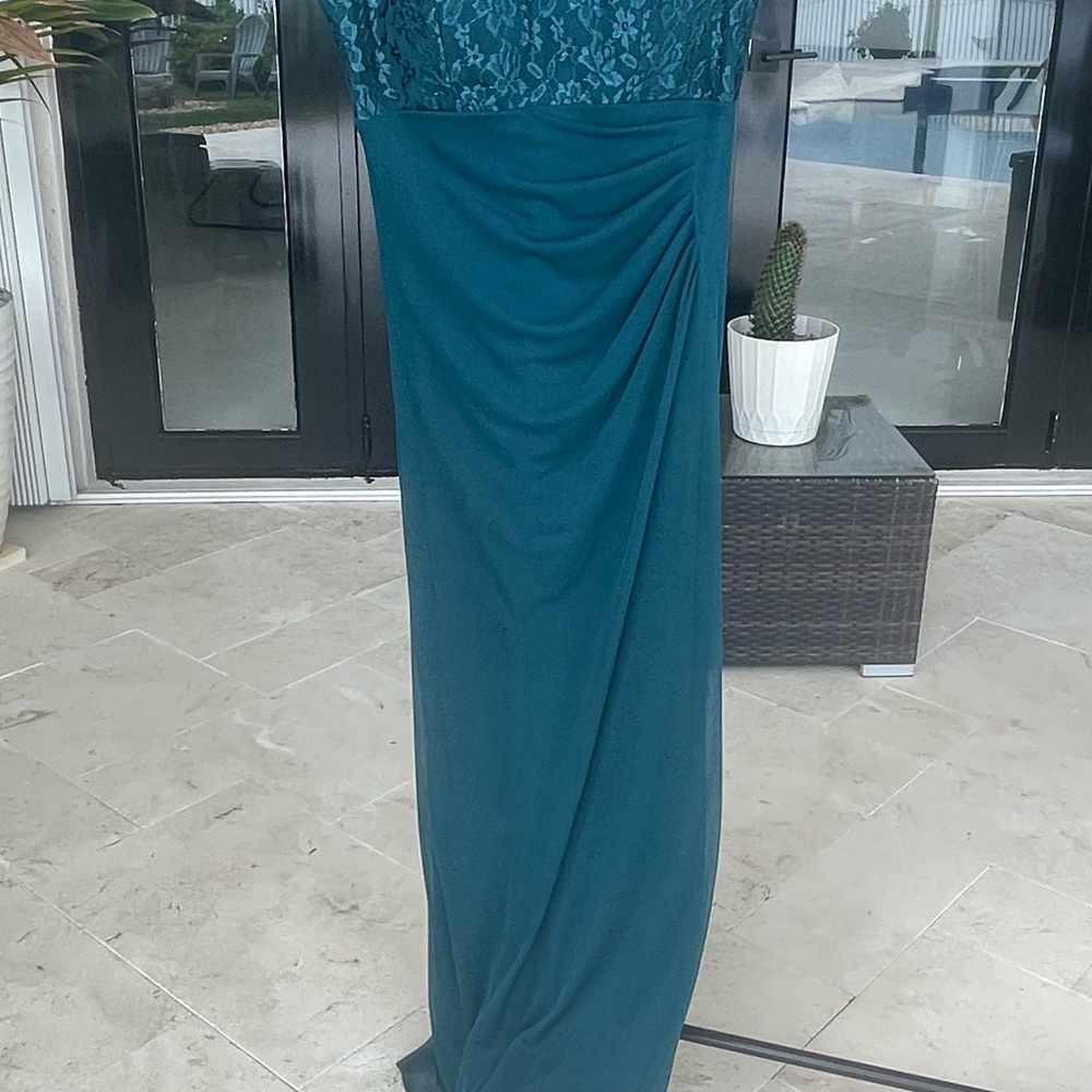 Laced emerald green gown - Picture 3 of 3